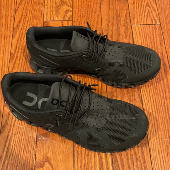 On sneakers , size 6,5 used but like new . - Picture 5 of 6